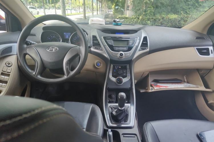 Used Hyundai Elantra (5th Generation / Langdong) 2012 1.6L Manual Leading Model Center Console