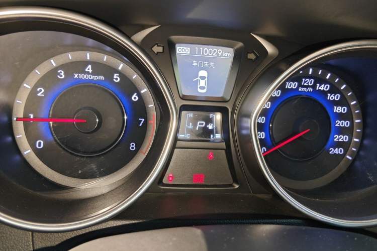 Used Hyundai Elantra (5th Generation / Langdong) 2012 1.6L Automatic Prestige Model Odometer Close Up