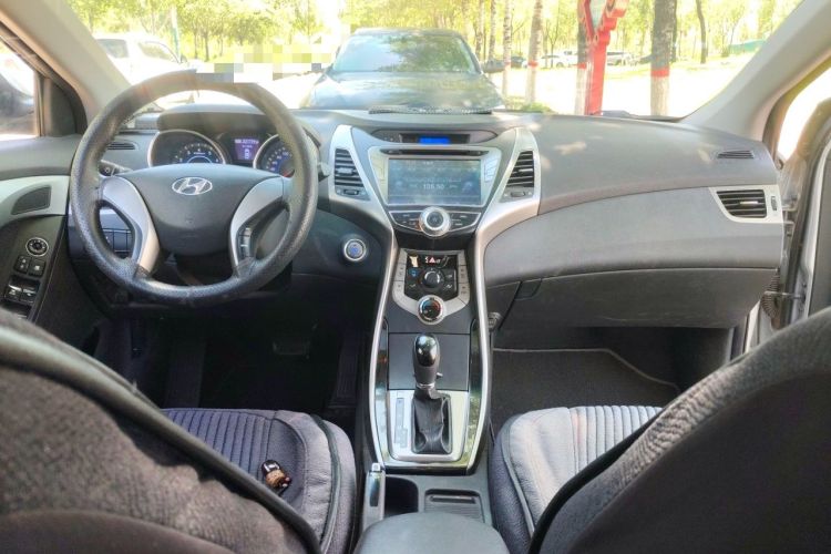 Used Hyundai Elantra (5th Generation / Langdong) 2012 1.6L Automatic Leading Model Center Console