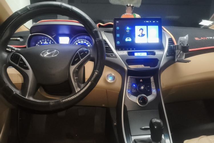 Used Hyundai Elantra (5th Generation / Langdong) 2012 1.6L Manual Leading Model Center Console