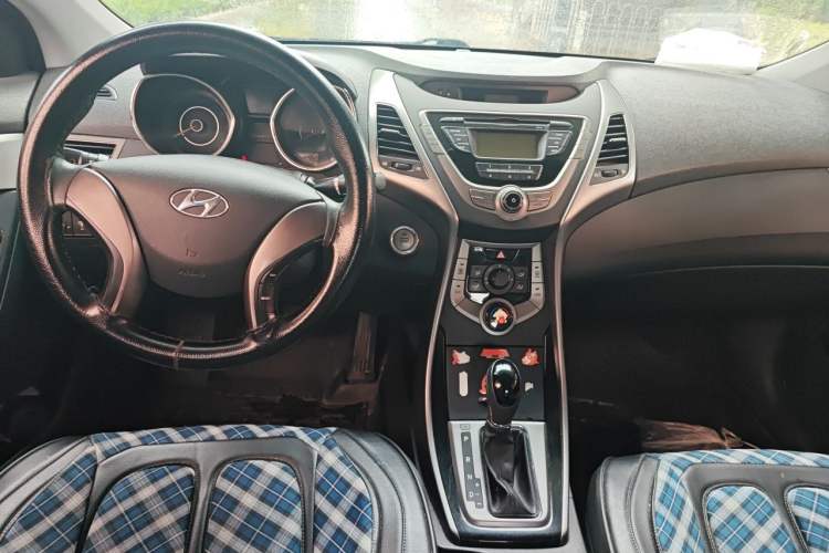 Used Hyundai Elantra (5th Generation / Langdong) 2012 1.6L Automatic Leading Model Center Console