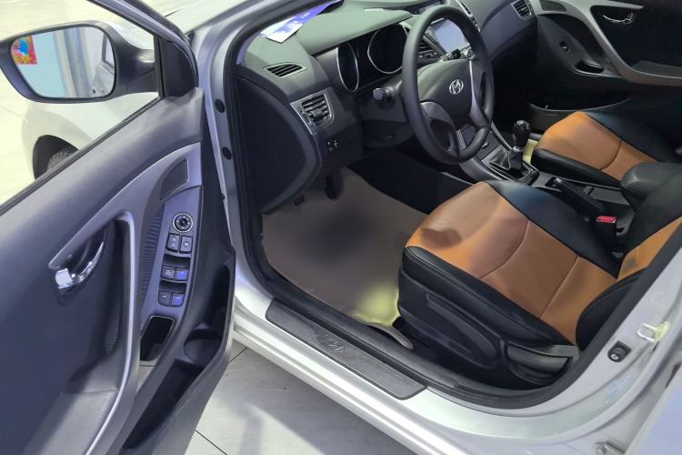 Used Hyundai Elantra (5th Generation / Langdong) 2012 1.6L Manual Leading Model Interior 2