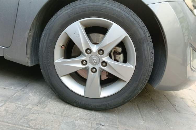 Used Hyundai Elantra (5th Generation / Langdong) 2012 1.6L Automatic Prestige Model Right Front Wheel Hub