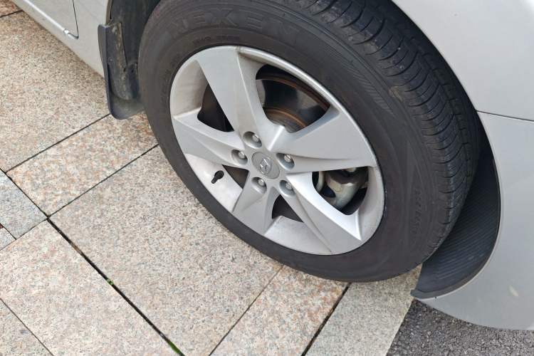 Used Hyundai Elantra (5th Generation / Langdong) 2012 1.6L Automatic Prestige Model Right Front Wheel Hub