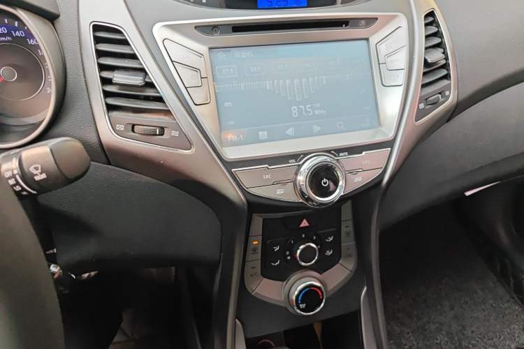 Used Hyundai Elantra (5th Generation / Langdong) 2012 1.6L Automatic Fashion Edition Audio And AC Panel