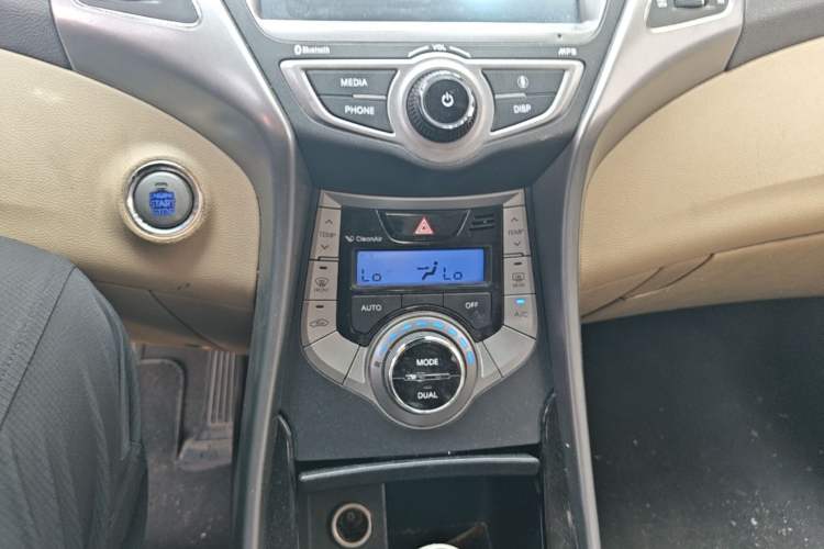 Used Hyundai Elantra (5th Generation / Langdong) 2012 1.6L Automatic Prestige Model Audio And AC Panel