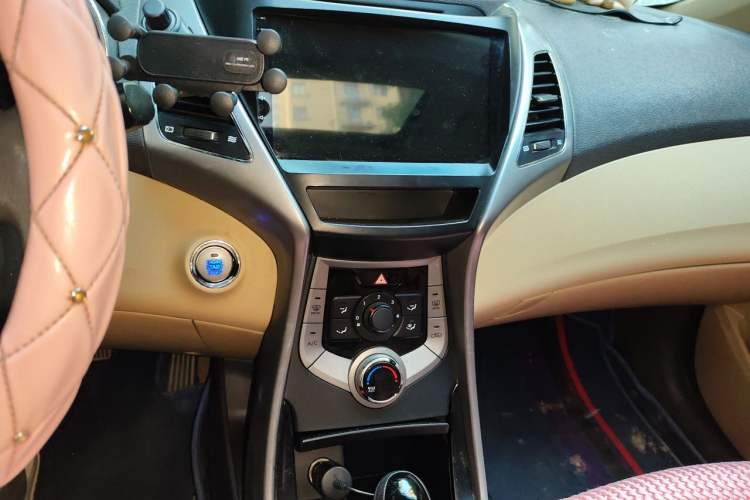 Used Hyundai Elantra (5th Generation / Langdong) 2012 1.6L Automatic Fashion Edition Audio And AC Panel
