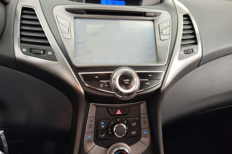 Used Hyundai Elantra (5th Generation / Langdong) 2012 1.6L Automatic Fashion Edition Audio And AC Panel
