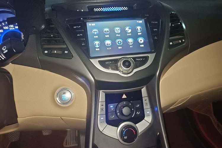 Used Hyundai Elantra (5th Generation / Langdong) 2012 1.6L Manual Leading Model Audio And AC Panel