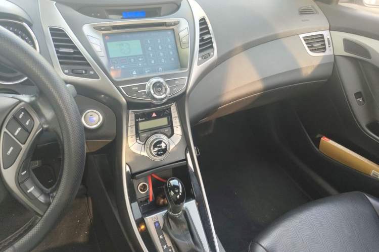 Used Hyundai Elantra (5th Generation / Langdong) 2012 1.6L Automatic Prestige Model Audio And AC Panel