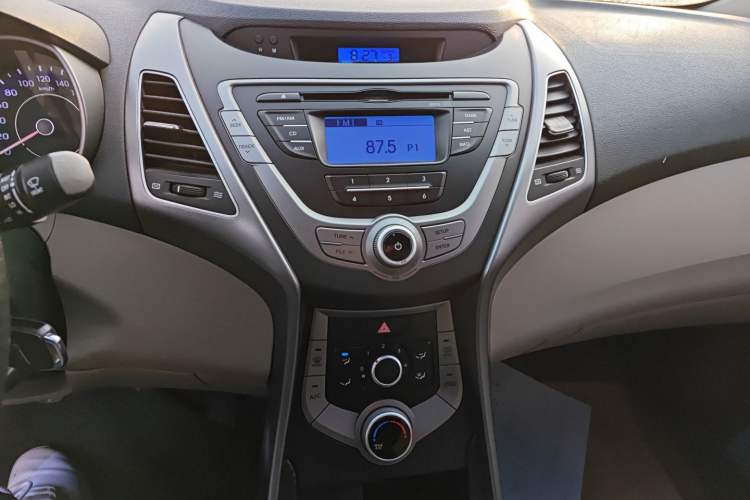 Used Hyundai Elantra (5th Generation / Langdong) 2012 1.6L Manual Fashion Edition Audio And AC Panel