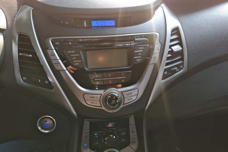 Used Hyundai Elantra (5th Generation / Langdong) 2012 1.6L Manual Leading Model Audio And AC Panel