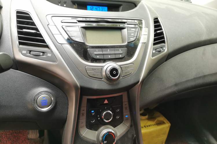 Used Hyundai Elantra (5th Generation / Langdong) 2012 1.6L Manual Leading Model Audio And AC Panel