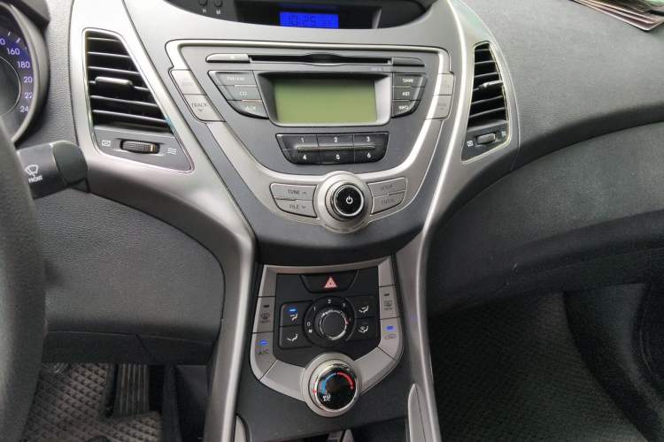 Used Hyundai Elantra (5th Generation / Langdong) 2012 1.6L Manual Fashion Edition Audio And AC Panel