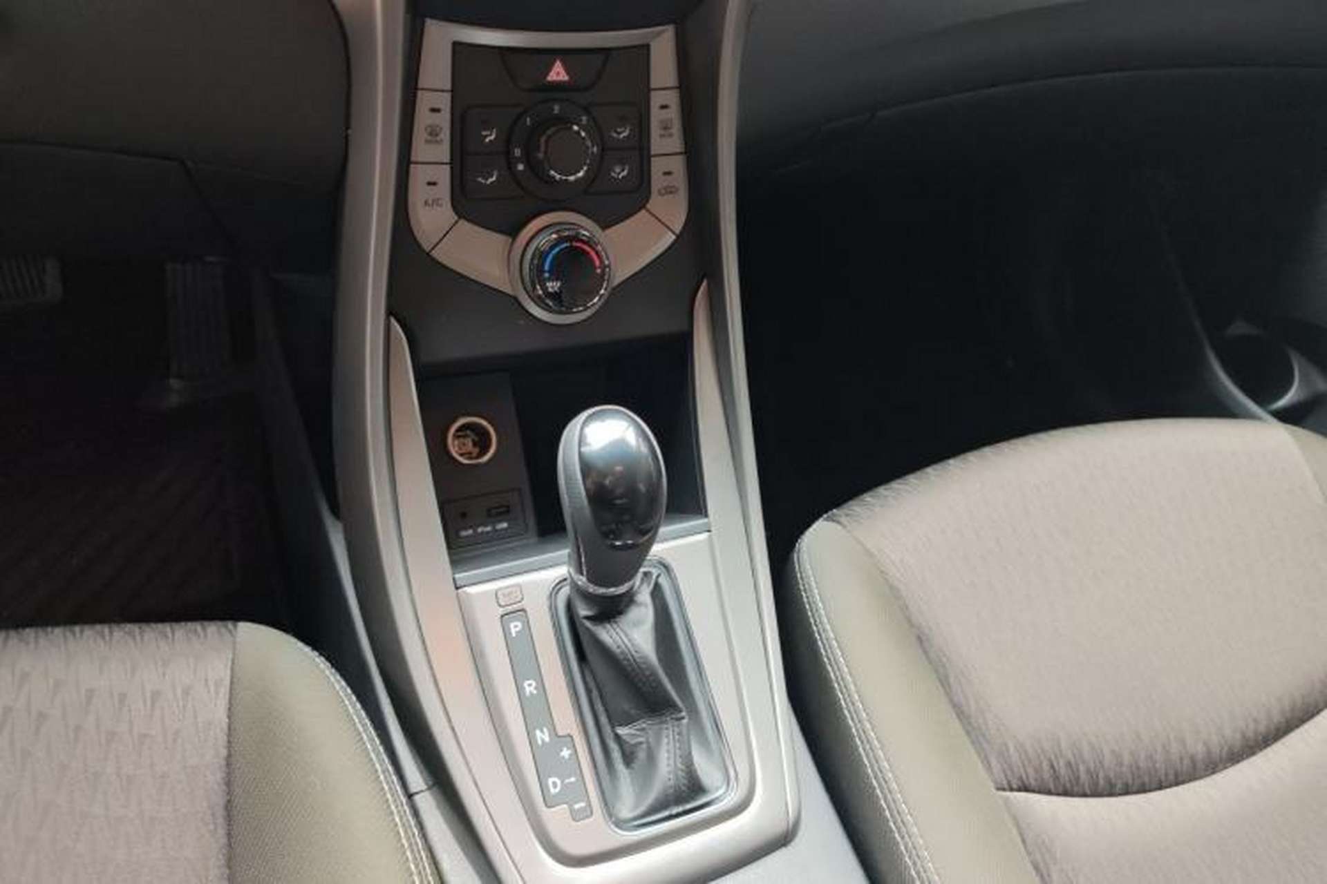 Used Hyundai Elantra (5th Generation / Langdong) 2012 1.6L Automatic Fashion Edition Audio And AC Panel