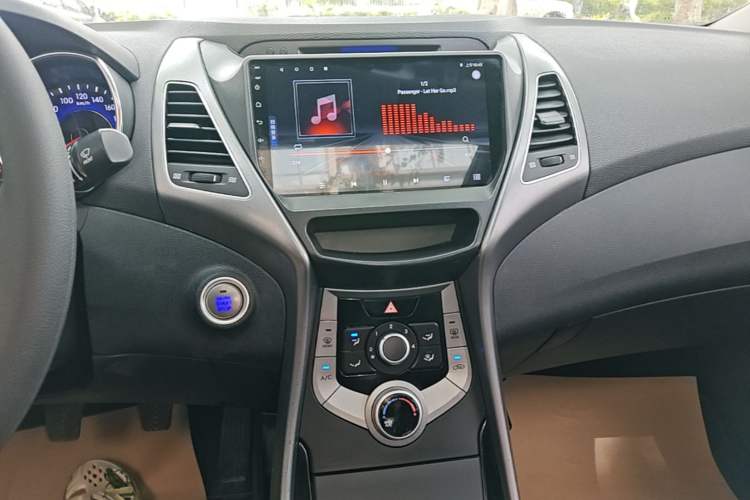 Used Hyundai Elantra (5th Generation / Langdong) 2012 1.6L Manual Leading Model Audio And AC Panel