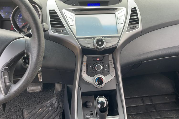 Used Hyundai Elantra (5th Generation / Langdong) 2012 1.6L Automatic Fashion Edition Audio And AC Panel