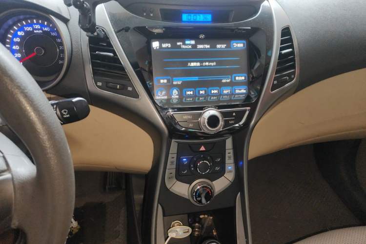 Used Hyundai Elantra (5th Generation / Langdong) 2012 1.6L Automatic Fashion Edition Audio And AC Panel
