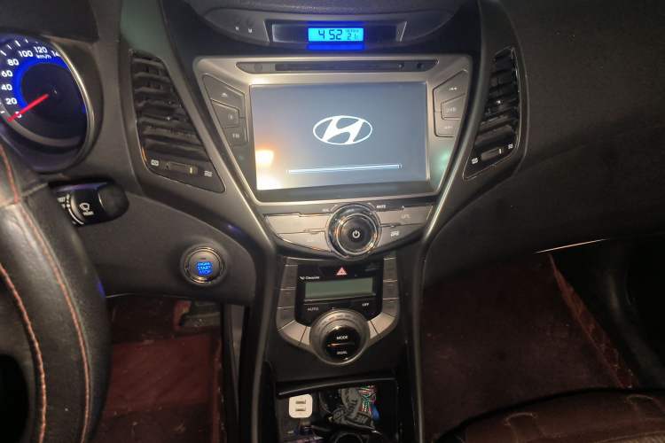 Used Hyundai Elantra (5th Generation / Langdong) 2012 1.6L Automatic Prestige Model Audio And AC Panel