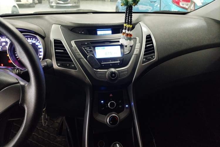 Used Hyundai Elantra (5th Generation / Langdong) 2012 1.6L Automatic Fashion Edition Audio And AC Panel