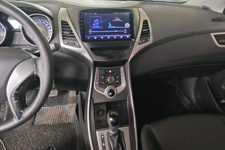 Used Hyundai Elantra (5th Generation / Langdong) 2012 1.6L Automatic Fashion Edition Audio And AC Panel