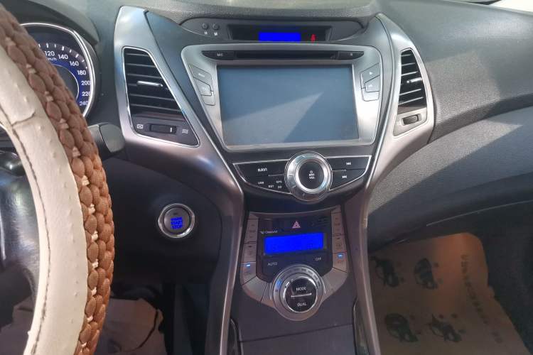 Used Hyundai Elantra (5th Generation / Langdong) 2012 1.6L Automatic Prestige Model Audio And AC Panel