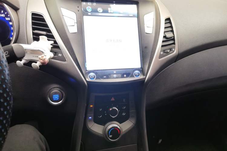 Used Hyundai Elantra (5th Generation / Langdong) 2012 1.6L Manual Leading Model Audio And AC Panel