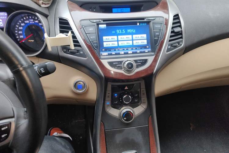 Used Hyundai Elantra (5th Generation / Langdong) 2012 1.6L Manual Leading Model Audio And AC Panel