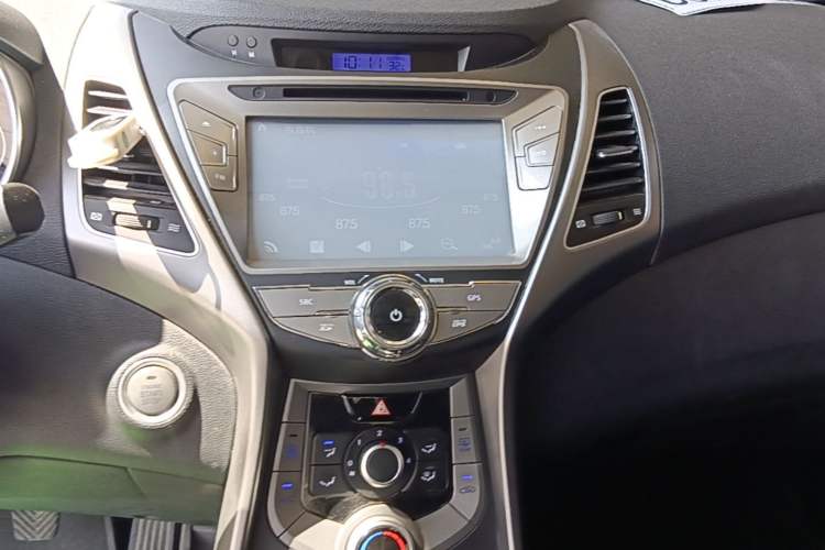 Used Hyundai Elantra (5th Generation / Langdong) 2012 1.6L Manual Leading Model Audio And AC Panel