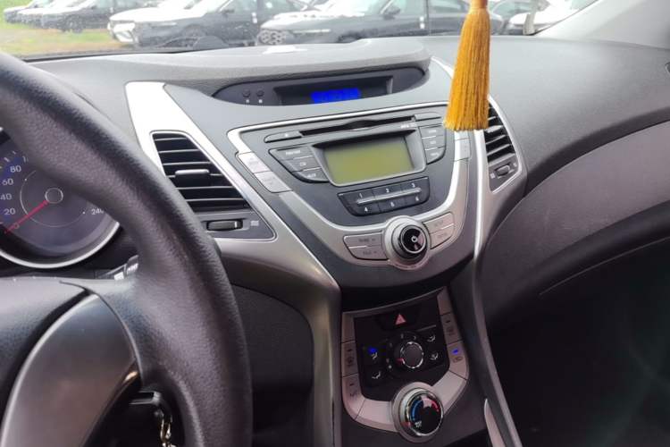 Used Hyundai Elantra (5th Generation / Langdong) 2012 1.6L Automatic Fashion Edition Audio And AC Panel