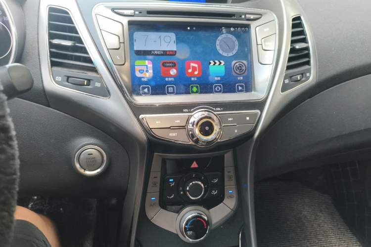 Used Hyundai Elantra (5th Generation / Langdong) 2012 1.6L Manual Leading Model Audio And AC Panel