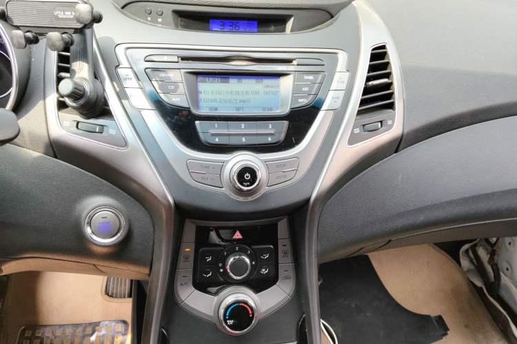 Used Hyundai Elantra (5th Generation / Langdong) 2012 1.6L Manual Leading Model Audio And AC Panel