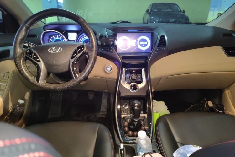 Used Hyundai Elantra (5th Generation / Langdong) 2012 1.6L Manual Leading Model Center Console