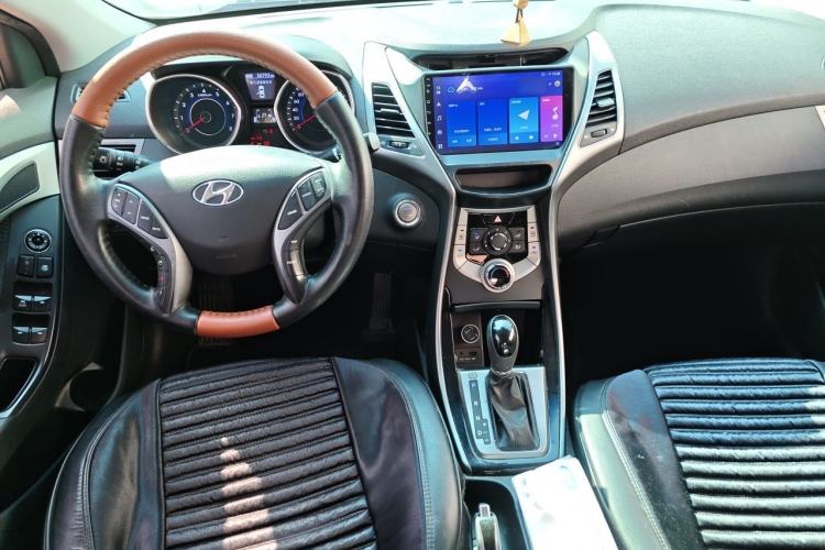 Used Hyundai Elantra (5th Generation / Langdong) 2012 1.6L Automatic Leading Model Center Console