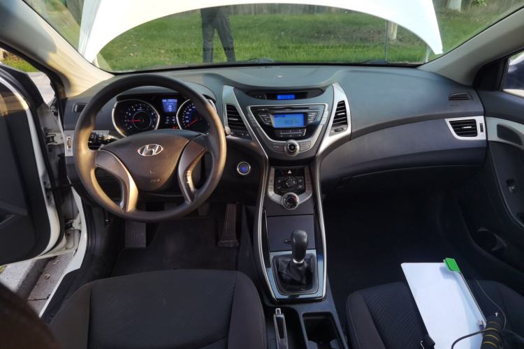 Used Hyundai Elantra (5th Generation / Langdong) 2012 1.6L Manual Leading Model Center Console