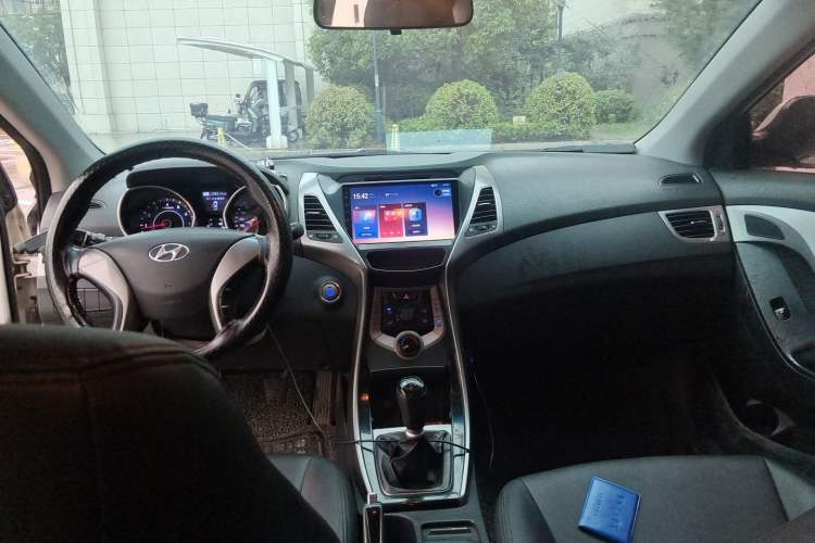 Used Hyundai Elantra (5th Generation / Langdong) 2012 1.6L Manual Leading Model Center Console