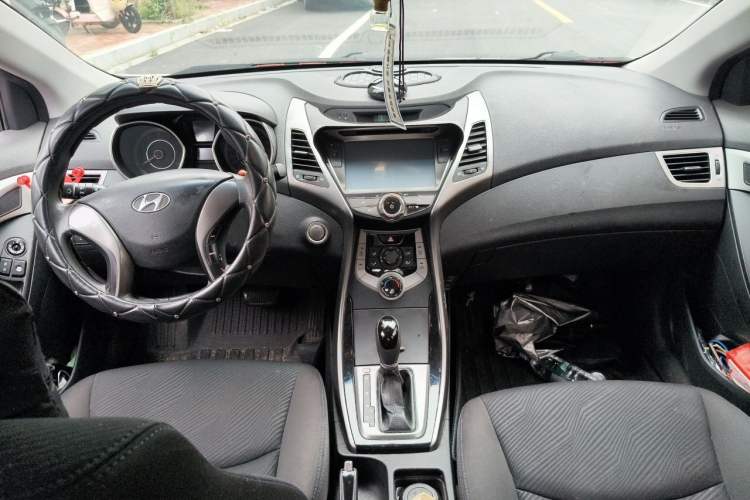 Used Hyundai Elantra (5th Generation / Langdong) 2012 1.6L Automatic Leading Model Center Console