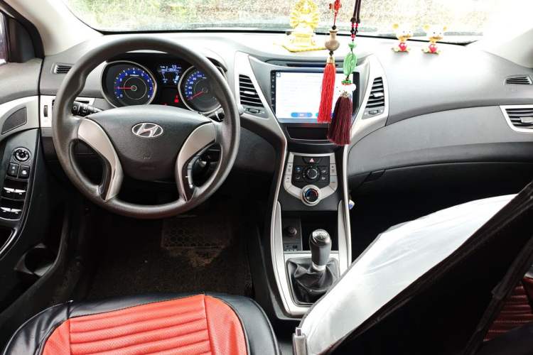 Used Hyundai Elantra (5th Generation / Langdong) 2012 1.6L Manual Fashion Edition Center Console