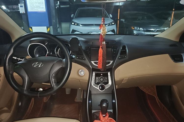 Used Hyundai Elantra (5th Generation / Langdong) 2012 1.6L Manual Leading Model Center Console