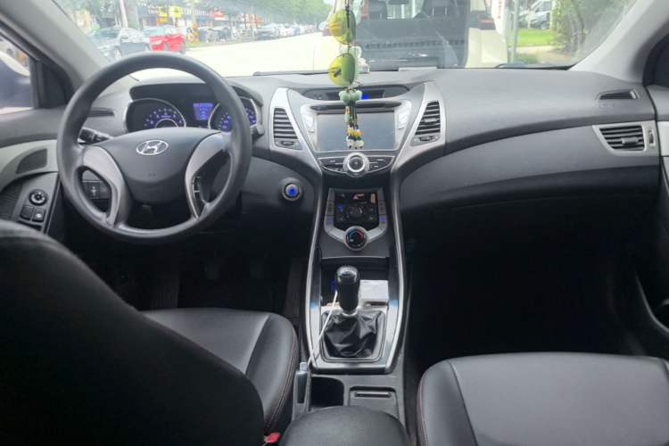 Used Hyundai Elantra (5th Generation / Langdong) 2012 1.6L Manual Leading Model Center Console