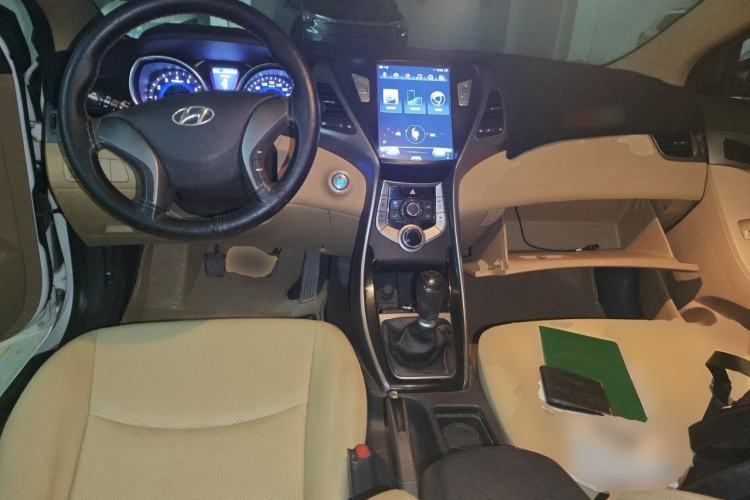 Used Hyundai Elantra (5th Generation / Langdong) 2012 1.6L Manual Leading Model Center Console