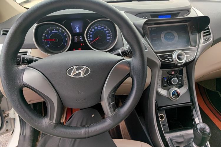 Used Hyundai Elantra (5th Generation / Langdong) 2012 1.6L Manual Leading Model Center Console
