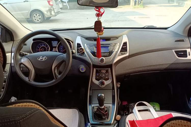 Used Hyundai Elantra (5th Generation / Langdong) 2012 1.6L Manual Leading Model Center Console