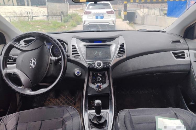 Used Hyundai Elantra (5th Generation / Langdong) 2012 1.6L Manual Leading Model Center Console