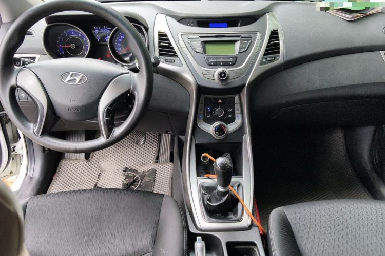 Used Hyundai Elantra (5th Generation / Langdong) 2012 1.6L Manual Fashion Edition Center Console