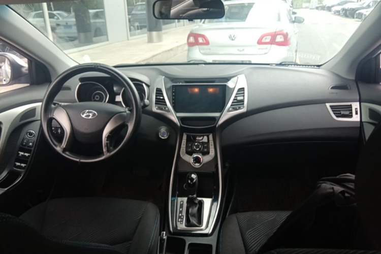 Used Hyundai Elantra (5th Generation / Langdong) 2012 1.6L Automatic Leading Model Center Console