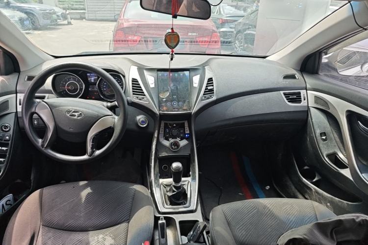 Used Hyundai Elantra (5th Generation / Langdong) 2012 1.6L Manual Leading Model Center Console