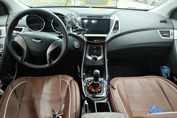 Used Hyundai Elantra (5th Generation / Langdong) 2012 1.6L Manual Leading Model Center Console