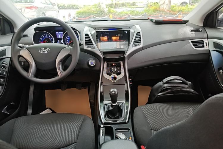Used Hyundai Elantra (5th Generation / Langdong) 2012 1.6L Manual Leading Model Center Console