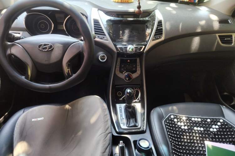 Used Hyundai Elantra (5th Generation / Langdong) 2012 1.6L Automatic Leading Model Center Console